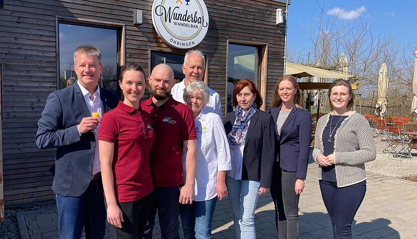 OB Thilo Michler (von links) mit den neuen Besitzern Karyna und Thomas Balko, den ehemaligen Betreibern Gabriele Süß und Rainer Heidemann sowie das Team der Tourismus-Abteilung Öhringen. OB Thilo Michler (von links) mit den neuen Besitzern Karyna und Thomas Balko, den ehemaligen Betreibern Gabriele Süß und Rainer Heidemann sowie das Team der Tourismus-Abteilung Öhringen.