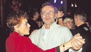 Eine flotte Sohle aufs Parkett legen, das wollten viele bei der Oldie Nacht in Heinsheim mit den Red Stars und der Srof Revival Band.Foto: Susanne Walter