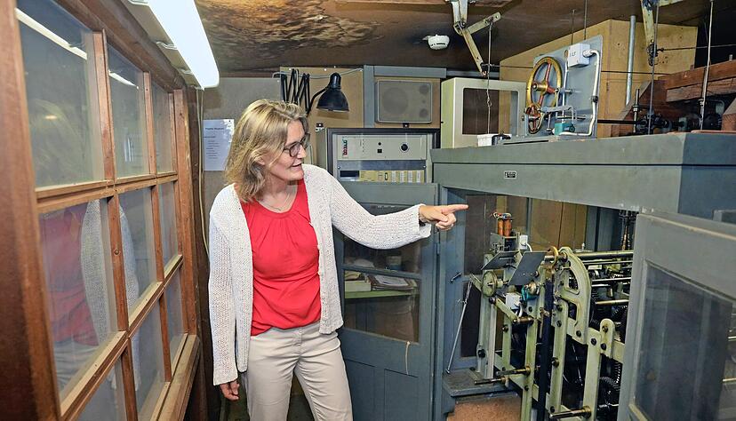 Claudia Küpper zeigt auf das Herzstück: Das Uhrwerk mit seinen zig Zahnrädchen steht auf dem Rathaus-Dachboden. Fotos: Ralf Seidel