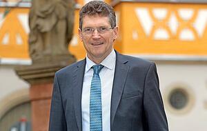 Bei Neudenaus Bürgermeister Manfred Hebeiß geht es um eine Grabstätte am Stadtteil Herbolzheim. Bei Neudenaus Bürgermeister Manfred Hebeiß geht es um eine Grabstätte am Stadtteil Herbolzheim.