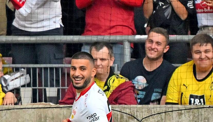Deniz Undav lacht und freut sich über sein frühes Tor zum 1:0. Auf der Tribüne jubeln die Fans und zücken die Handys. Undav sorgt später noch für den 5:1-Endstand.