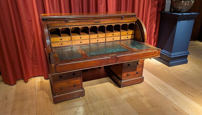 Der Schreibtisch von J.R.R. Tolkien, an dem der britische Autor mutmaßlich seinen Roman "Der Herr der Ringe" fertigstellte. Der Schreibtisch von J.R.R. Tolkien, an dem der britische Autor mutmaßlich seinen Roman "Der Herr der Ringe" fertigstellte.