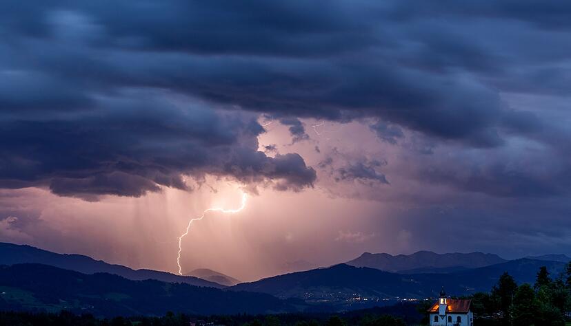 Am Alpenrand blitzt es meist besonders oft. (Archivbild)