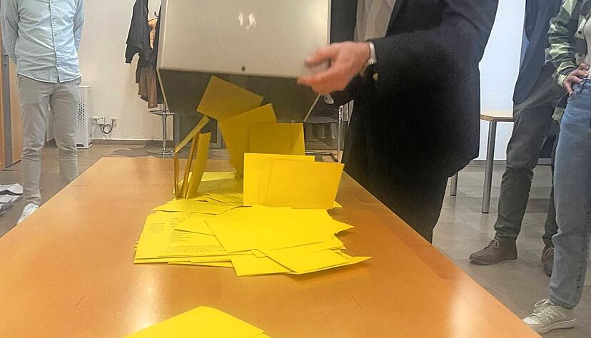 822 gültige Stimmzettel wurden bei der Bürgermeisterwahl in Jagsthausen in die Urnen geworden. Für keinen Kandidaten reichte es im ersten Anlauf für die absolute Mehrheit. Deshalb findet am 29. März eine Stichwahl statt. 822 gültige Stimmzettel wurden bei der Bürgermeisterwahl in Jagsthausen in die Urnen geworden. Für keinen Kandidaten reichte es im ersten Anlauf für die absolute Mehrheit. Deshalb findet am 29. März eine Stichwahl statt.