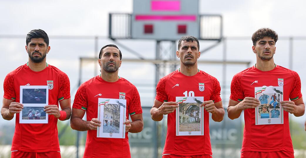 Iranische Fu&szlig;ball-Nationalspieler pr&auml;sentierten zuletzt vor einem Testspiel Bilder, die im Krieg get&ouml;tete Kinder zeigen sollen. (Archivbild)