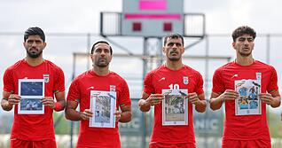 Iranische Fu&szlig;ball-Nationalspieler pr&auml;sentierten zuletzt vor einem Testspiel Bilder, die im Krieg get&ouml;tete Kinder zeigen sollen. (Archivbild)