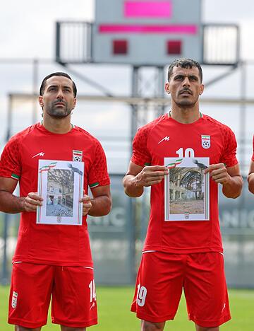 Iranische Fu&szlig;ball-Nationalspieler pr&auml;sentierten zuletzt vor einem Testspiel Bilder, die im Krieg get&ouml;tete Kinder zeigen sollen. (Archivbild)