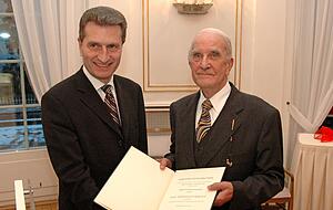 Im Jahr 2005 verlieh ihm Ministerpräsident Günther Oettinger das Bundesverdienstkreuz erster Klasse. Foto: Archiv/Sawatzki Im Jahr 2005 verlieh ihm Ministerpräsident Günther Oettinger das Bundesverdienstkreuz erster Klasse. Foto: Archiv/Sawatzki