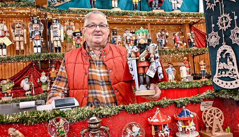 Jürgen Schneider in seiner Weihnachtsstube bei der Kilianskirche in Heilbronn ist optimistisch, was die Umsatzerwartungen betrifft. Volkskunst aus dem Erzgebirge oder mundgeblasene Christbaumkugeln sind nicht überall zu haben.