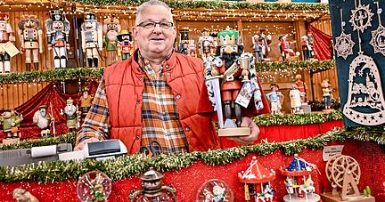 Jürgen Schneider in seiner Weihnachtsstube bei der Kilianskirche in Heilbronn ist optimistisch, was die Umsatzerwartungen betrifft. Volkskunst aus dem Erzgebirge oder mundgeblasene Christbaumkugeln sind nicht überall zu haben.