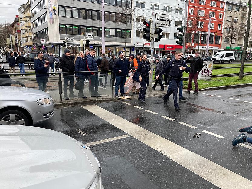 "Letzte Generation" blockiert Straße in Mannheim