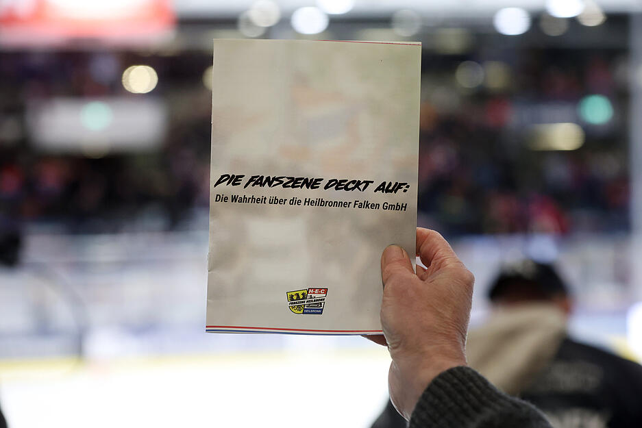Fans der Heilbronner Falken verteilen beim Heimspiel gegen die Stuttgart Rebels Flyer, in denen sie "die Wahrheit" verbreiten wollen. Fans der Heilbronner Falken verteilen beim Heimspiel gegen die Stuttgart Rebels Flyer, in denen sie "die Wahrheit" verbreiten wollen.