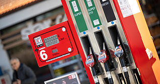 Einmal am Tag, um 12 Uhr, d&uuml;rfen die Tankstellen die Diesel- und Benzinpreise erh&ouml;hen. Der Preissprung war laut ADAC am Freitag so hoch wie noch nie.