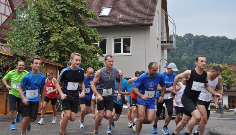 Während sich nur fünf Kinder trotz Regens auf die Laufstrecke trauten, waren es bei den Erwachsenen immerhin 17 wetterfeste Läufer.
Foto: Alexandra Berk