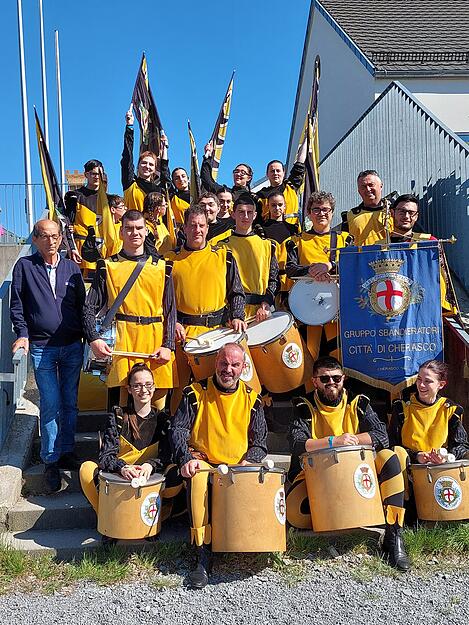 28 Fahnenschwinger und Trommler aus der italienischen Partnerstadt bereichern den Mittelaltermarkt in M&ouml;ckm&uuml;hl.