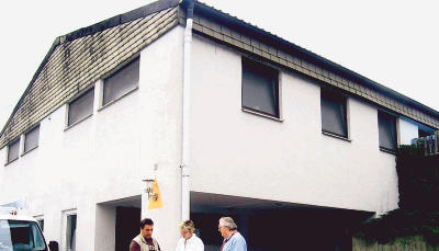 Das Sanitärgebäude auf dem Campingplatz Untersteinbach ist in die Jahre gekommen. Bauamtsleiterin Brigitte Niesing begutachtet mit technischem Hausmeister Wilfried Mitsch (links) und Herbert Kurz die Sanierungspläne.Fotos: Bettina Henke Das Sanitärgebäude auf dem Campingplatz Untersteinbach ist in die Jahre gekommen. Bauamtsleiterin Brigitte Niesing begutachtet mit technischem Hausmeister Wilfried Mitsch (links) und Herbert Kurz die Sanierungspläne.Fotos: Bettina Henke