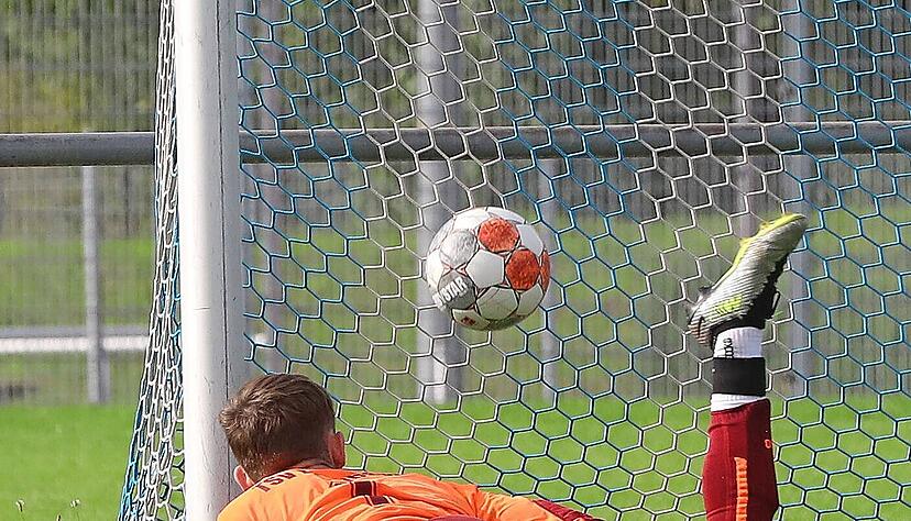 Ab sofort wird in der Punktrunde wieder in allen Ligen auf Bezirksebene scharf geschossen. Hier stehen auch die Torhüter im Mittelpunkt, die versuchen werden, das eigene Netz nicht zu oft zappeln zu lassen.
Foto: Alexander Bertok