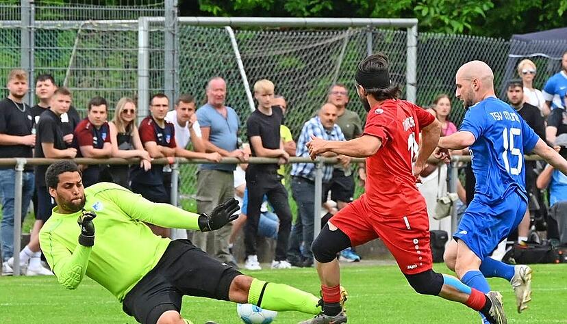 Fatih Mehmet Kara (Mitte) erzielt nach dem Treffer zum 2:0 auch noch das 3:0 − seine Treffer Nummer 50 und 51 in dieser Saison.