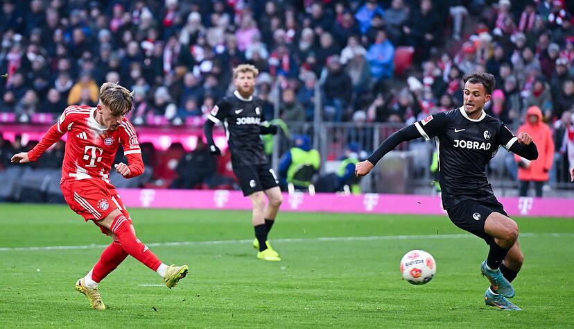Lennart Karl (l) trifft zum 1:2 - ausnahmsweise mit dem rechten Fuß. Lennart Karl (l) trifft zum 1:2 - ausnahmsweise mit dem rechten Fuß.