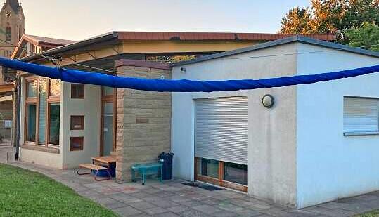 Der Evangelische Kindergarten in M&uuml;hlbach erh&auml;lt an dieser Giebelseite einen Anbau.