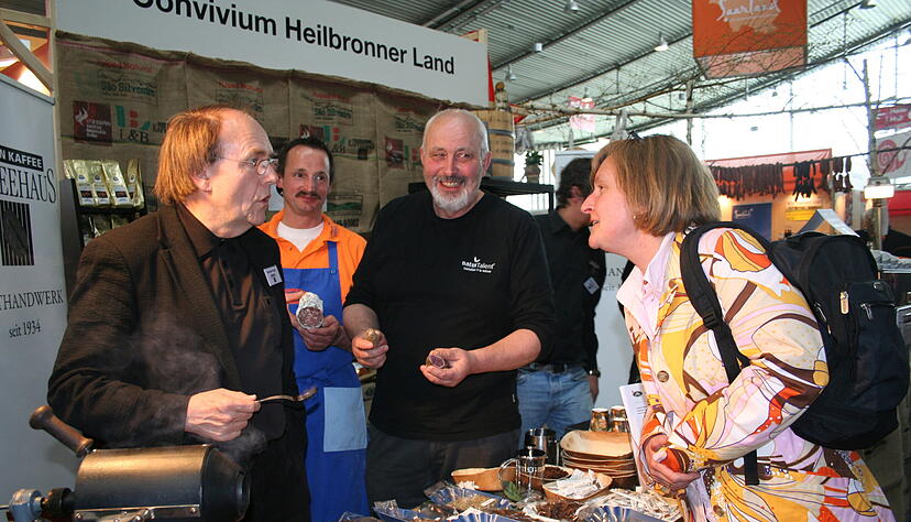Mekka der deutschen Slow-Food-Bewegung ist die Messe in Stuttgart, wo auch das Convivium Heilbronner Land − hier mit Hanspeter Hagen (links) und Walter Kress (Mitte) − Flagge zeigt. Dieses Frühjahr fiel die Messe Corona zum Opfer.
Fotos: Archiv/privat Mekka der deutschen Slow-Food-Bewegung ist die Messe in Stuttgart, wo auch das Convivium Heilbronner Land − hier mit Hanspeter Hagen (links) und Walter Kress (Mitte) − Flagge zeigt. Dieses Frühjahr fiel die Messe Corona zum Opfer.
Fotos: Archiv/privat