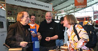 Mekka der deutschen Slow-Food-Bewegung ist die Messe in Stuttgart, wo auch das Convivium Heilbronner Land &minus; hier mit Hanspeter Hagen (links) und Walter Kress (Mitte) &minus; Flagge zeigt. Dieses Frühjahr fiel die Messe Corona zum Opfer.
Fotos: Archiv/privat