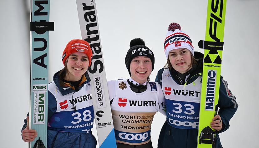 Die Medaillengewinnerinnen: Freitag, Prevc und Stroem (v.l.) holten sich bei der WM Edelmetall.