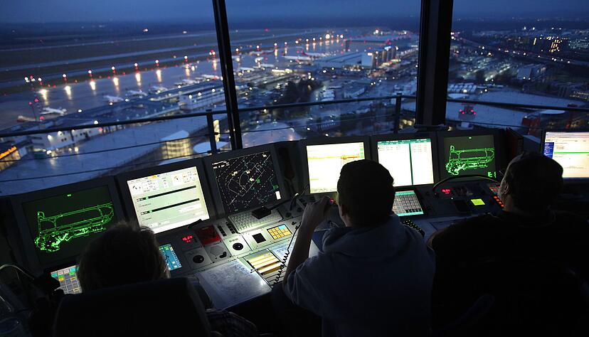 Zeitumstellung während der Nachtschicht: Fällt durch die Umstellung auf die Sommerzeit eine Stunde Arbeitszeit weg, müssen Arbeitnehmerinnen und Arbeitnehmer diese nicht nachholen. Zeitumstellung während der Nachtschicht: Fällt durch die Umstellung auf die Sommerzeit eine Stunde Arbeitszeit weg, müssen Arbeitnehmerinnen und Arbeitnehmer diese nicht nachholen.