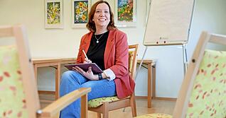 Juliane Roth findet in Gruppensitzungen heraus, was das Handeln der Menschen bestimmt. Die Supervisorin hilft ihnen, ihre Arbeit zu reflektieren und zu verbessern.