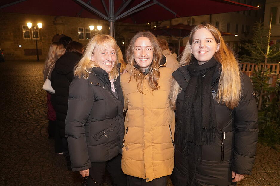 Besucher kommen vor dem vierten Advent zum "Winterzauber" nach Öhringen. Das Event löst den Weihnachtsmarkt ab. Besucher kommen vor dem vierten Advent zum "Winterzauber" nach Öhringen. Das Event löst den Weihnachtsmarkt ab.