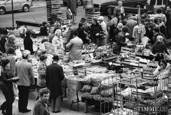 Gut besucht, der Wochemarkt auf dem Heilbronner Marktplatz 1978. Gut besucht, der Wochemarkt auf dem Heilbronner Marktplatz 1978.