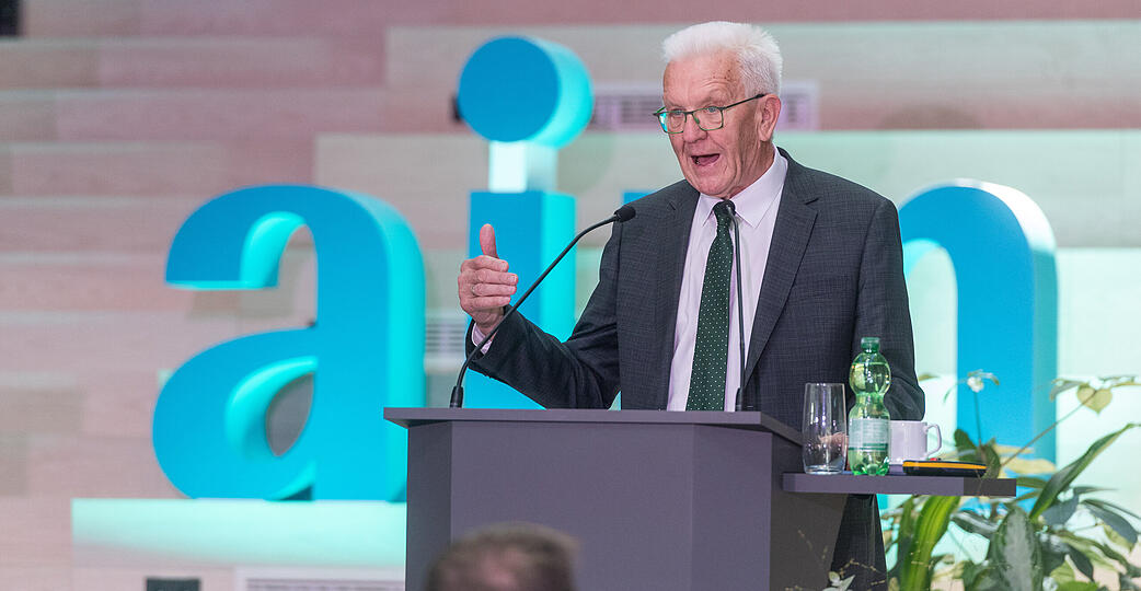 Ministerpräsident Winfried Kretschmann hat bei der AIM in Heilbronn über KI als Standortfaktor für Baden-Württemberg gesprochen. Ministerpräsident Winfried Kretschmann hat bei der AIM in Heilbronn über KI als Standortfaktor für Baden-Württemberg gesprochen.