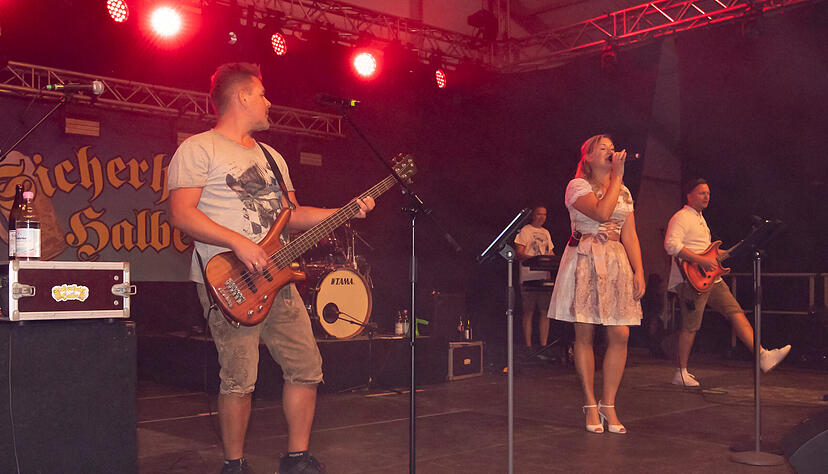 Sicherheitshalbe beim Fassanstich im Festzelt in Leingarten zum K&auml;sritt 2025.