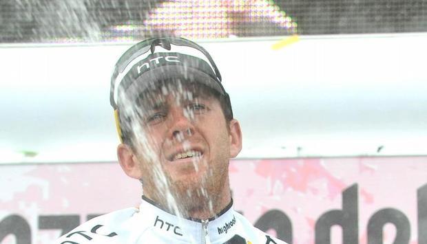 Der Australier Matthew Goss feiert seinen Triumph unter einer Champagnerdusche.