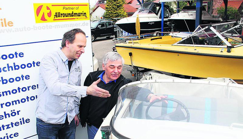 Franz Schuch (rechts) schaut sich bei Bootsh&auml;ndler Thomas Mummer nach einem PS-starken Au&szlig;enborder um. Bald will er sich auch ein gr&ouml;&szlig;eres Boot kaufen.