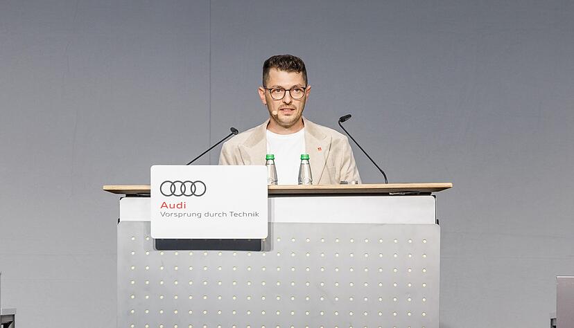 Betriebsrat Robin Lörcher forderte in seiner Rede zu mehr Klarheit im Unternehmen auf. Betriebsrat Robin Lörcher forderte in seiner Rede zu mehr Klarheit im Unternehmen auf.