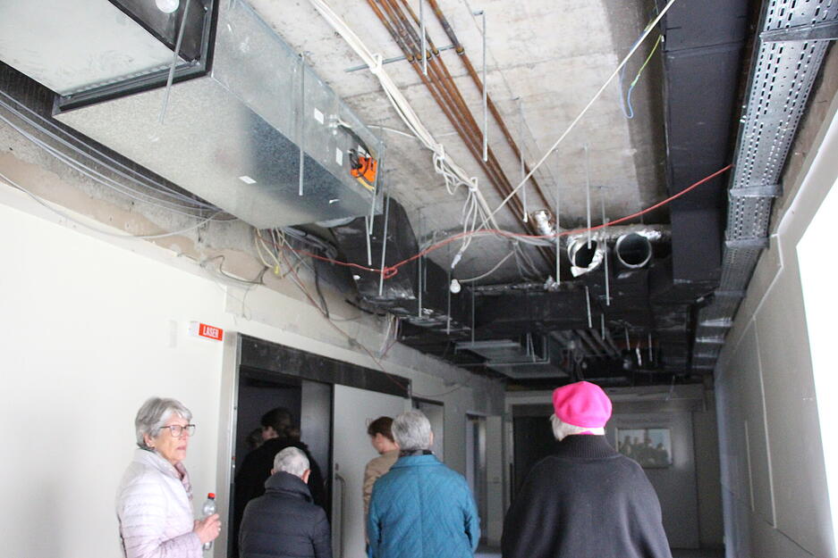 Bei einer Führung durch das ehemalige Krankenhaus in Künzelsau erhalten Bürger Einblick in das verlassene Gebäude. Bei einer Führung durch das ehemalige Krankenhaus in Künzelsau erhalten Bürger Einblick in das verlassene Gebäude.