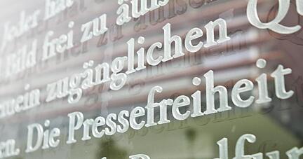 Das Wort Pressefreiheit ist in einem Ausschnitt des Artikels 5 des Grundgesetzes am Au&szlig;enhof des Jakob-Kaiser-Hauses in Berlin zu sehen.