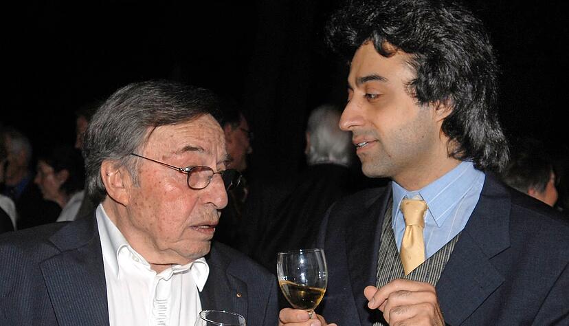 Jörg Faerber mit Nachfolger Ruben Gazarian, nachdem Faerber am 18. Juni 2009 sein letztes WKO-Konzert dirigiert hatte.
Foto: Archiv/Dirks