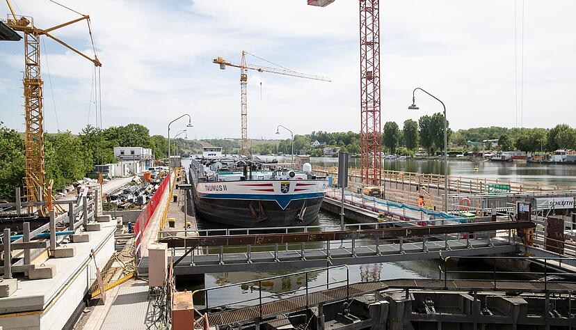 Auch wenn die Neckarschleuse bei Lauffen saniert wird: Eine Verlängerung auf 135 Meter für alle Anlagen ist nun offenbar vom Tisch. Auch wenn die Neckarschleuse bei Lauffen saniert wird: Eine Verlängerung auf 135 Meter für alle Anlagen ist nun offenbar vom Tisch.