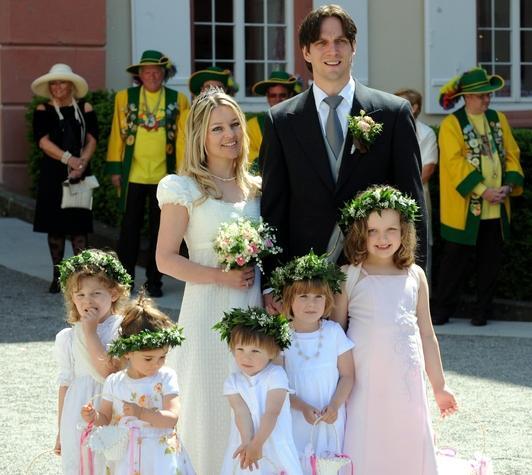 Bj&ouml;rn Graf Bernadotte (33),seine Braut Sandra Gr&auml;fin Bernadotte (geborene Angerer) und Blumenkinder posieren nach der kirchlichen Trauung.