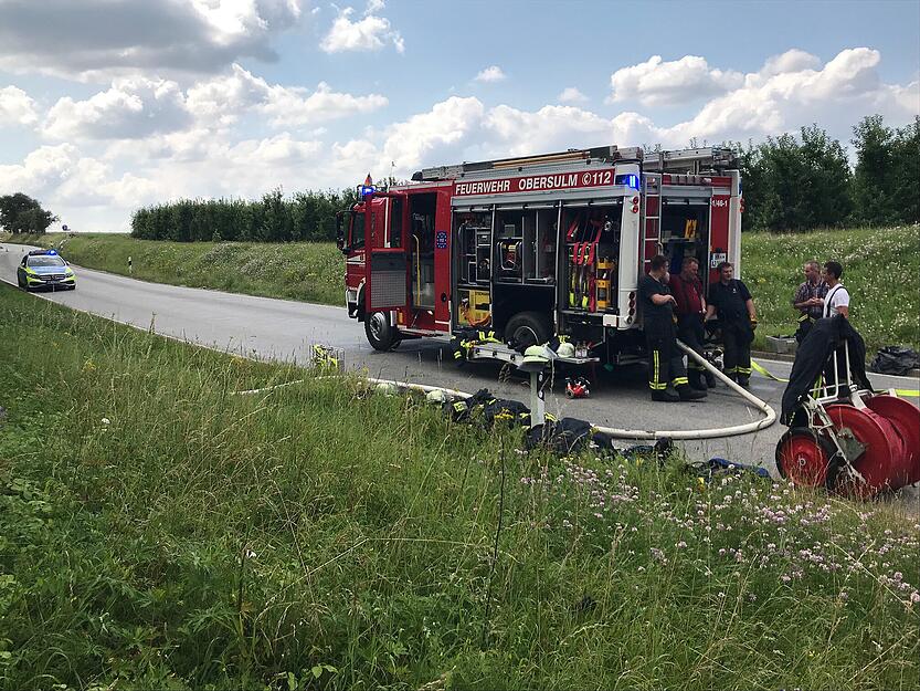 Während der Löscharbeiten war die B39 für den Verkehr gesperrt. Foto: Jürgen Kümmerle