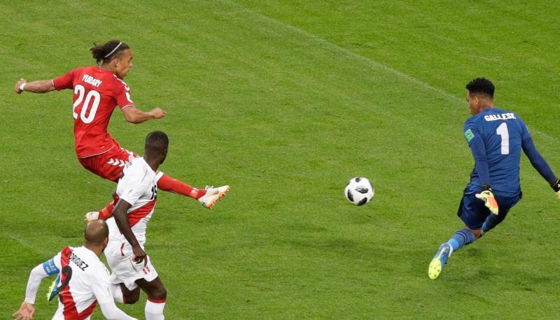 Dänemarks Yussuf Poulsen (hinten links) erzielt das spielentscheidende Tor zum 1:0 gegen Peru.