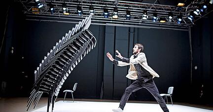 Gar nicht einfach in Schach zu halten: Viktor Černick&acute;y und seine 22 Konferenzst&uuml;hle touren seit 2019 als gefragte Festival-Nummer durch Europa.
Foto: Vojtech Brtnicky