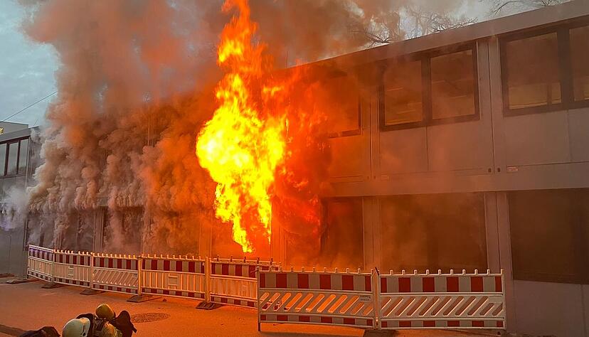 Als die Feuerwehr am Brandort eintraf, schlugen Flammen aus dem Gebäude. Als die Feuerwehr am Brandort eintraf, schlugen Flammen aus dem Gebäude.