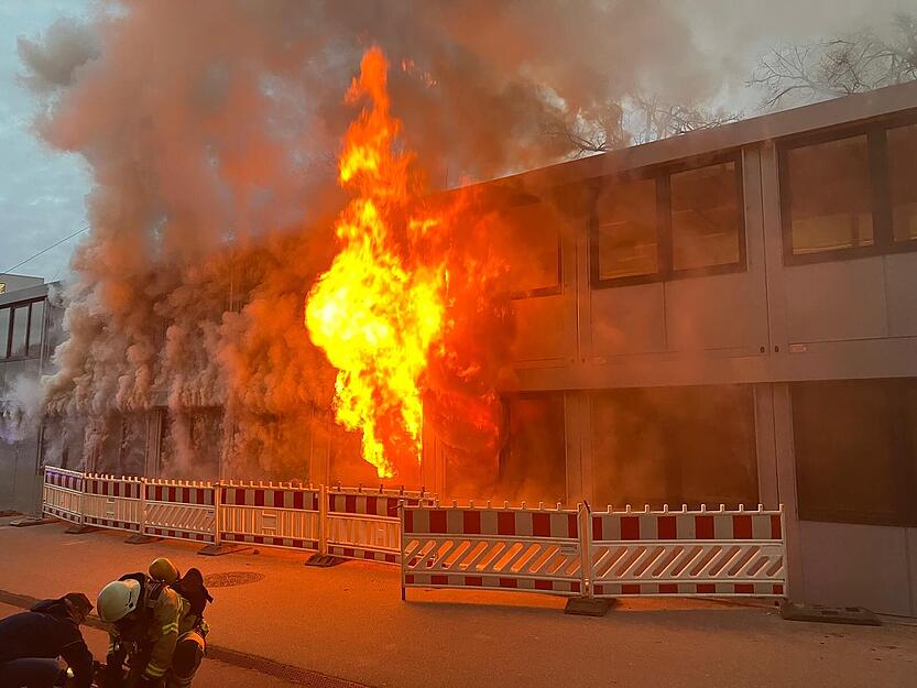 Als die Feuerwehr am Brandort eintraf, schlugen Flammen aus dem Gebäude.