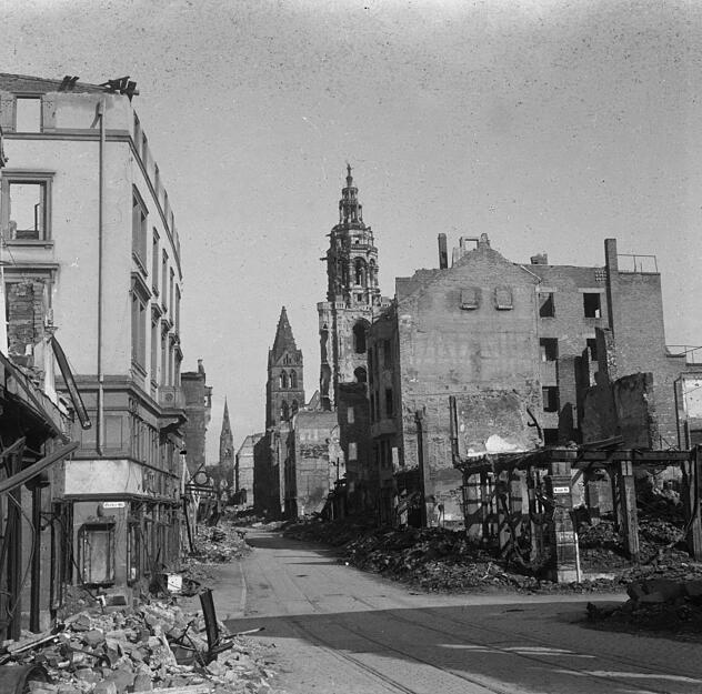 Blick auf die Heilbronner Kaiserstraße Ecke Gerber- und Kramstraße Ende der 40er Jahre. Blick auf die Heilbronner Kaiserstraße Ecke Gerber- und Kramstraße Ende der 40er Jahre.