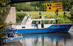Atomkraftgegner der Umweltschutzorganisation "Robin Wood" seilen sich in Bad Wimpfen von einer Br&uuml;cke &uuml;ber dem Neckar ab und enth&uuml;llen ein Transparent mit der Aufschrift "Verhindern statt verschieben". Foto: Christoph Schmidt/dpa