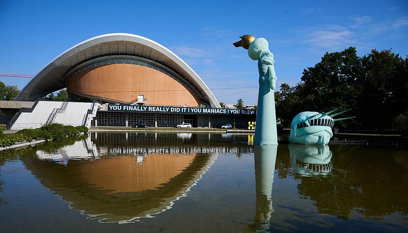 Jan B&ouml;hmermann sagt den Auftritt von Rapper Chefket bei seiner Ausstellung &bdquo;Die M&ouml;glichkeit der Unvernunft&ldquo; in Berlin wegen Antisemitismus-Vorw&uuml;rfen ab.