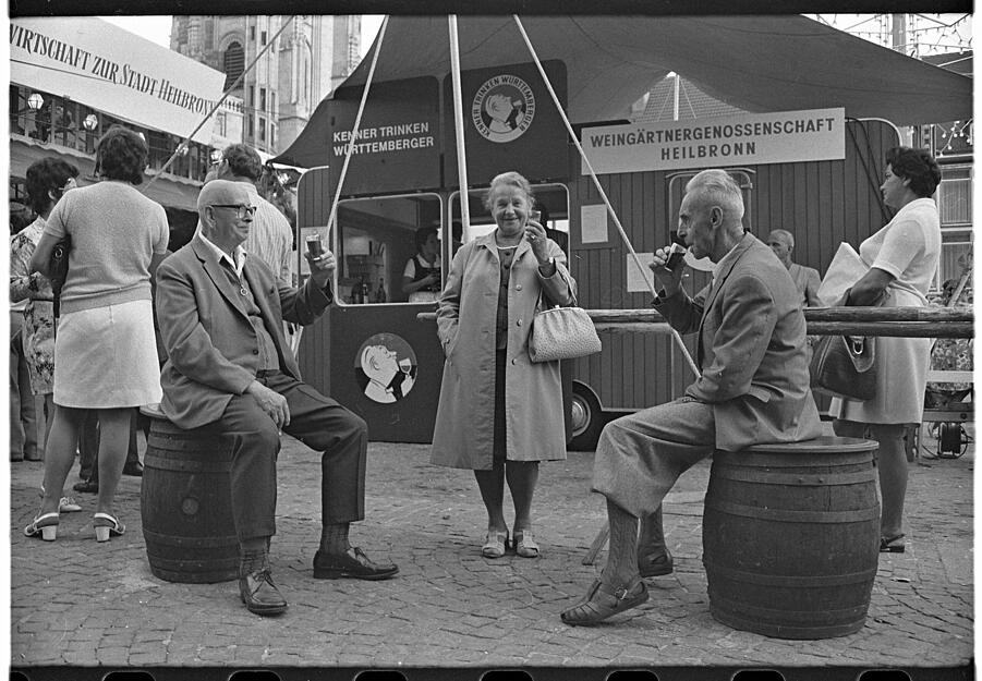 Kenner trinken Württemberger. Heilbronner Weindorfbesucher genießen den Wein im September 1971.
